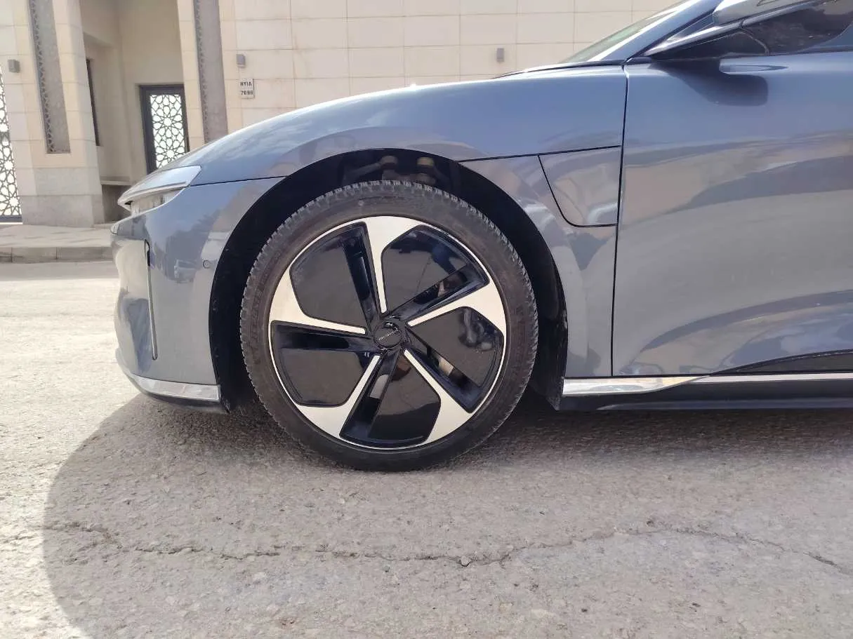 Car image 10