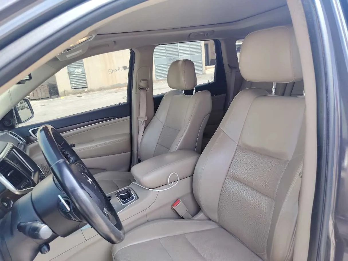 Car image 12