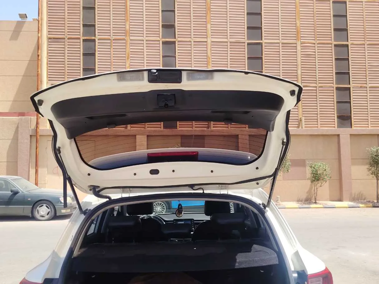Car image 25