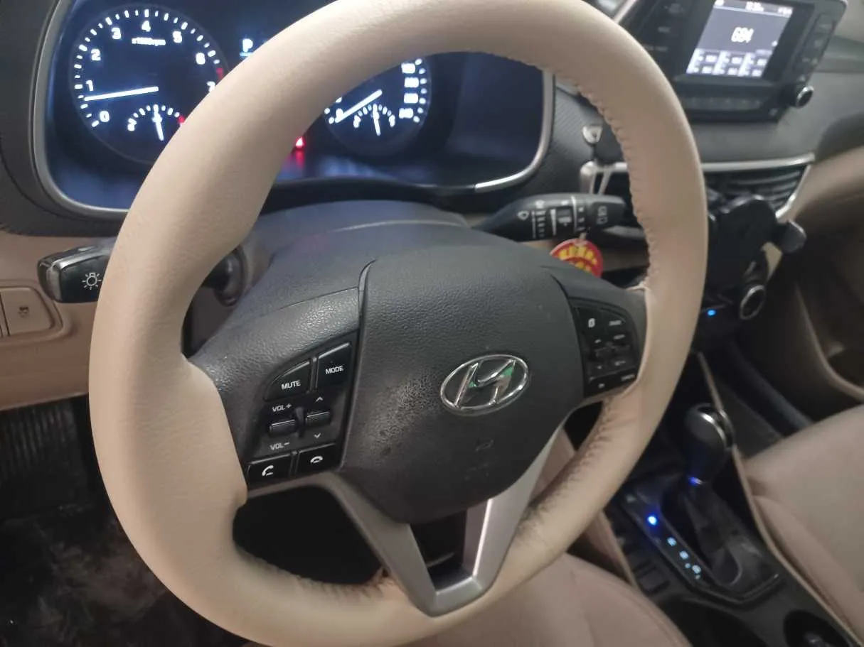 Car image 19