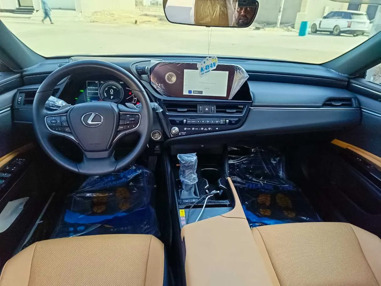 Car image 24