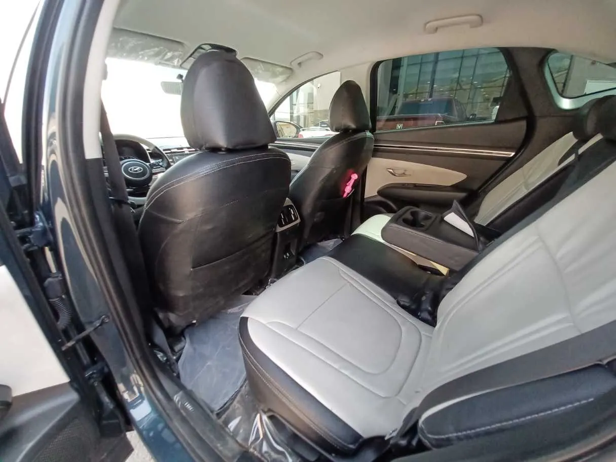 Car image 12