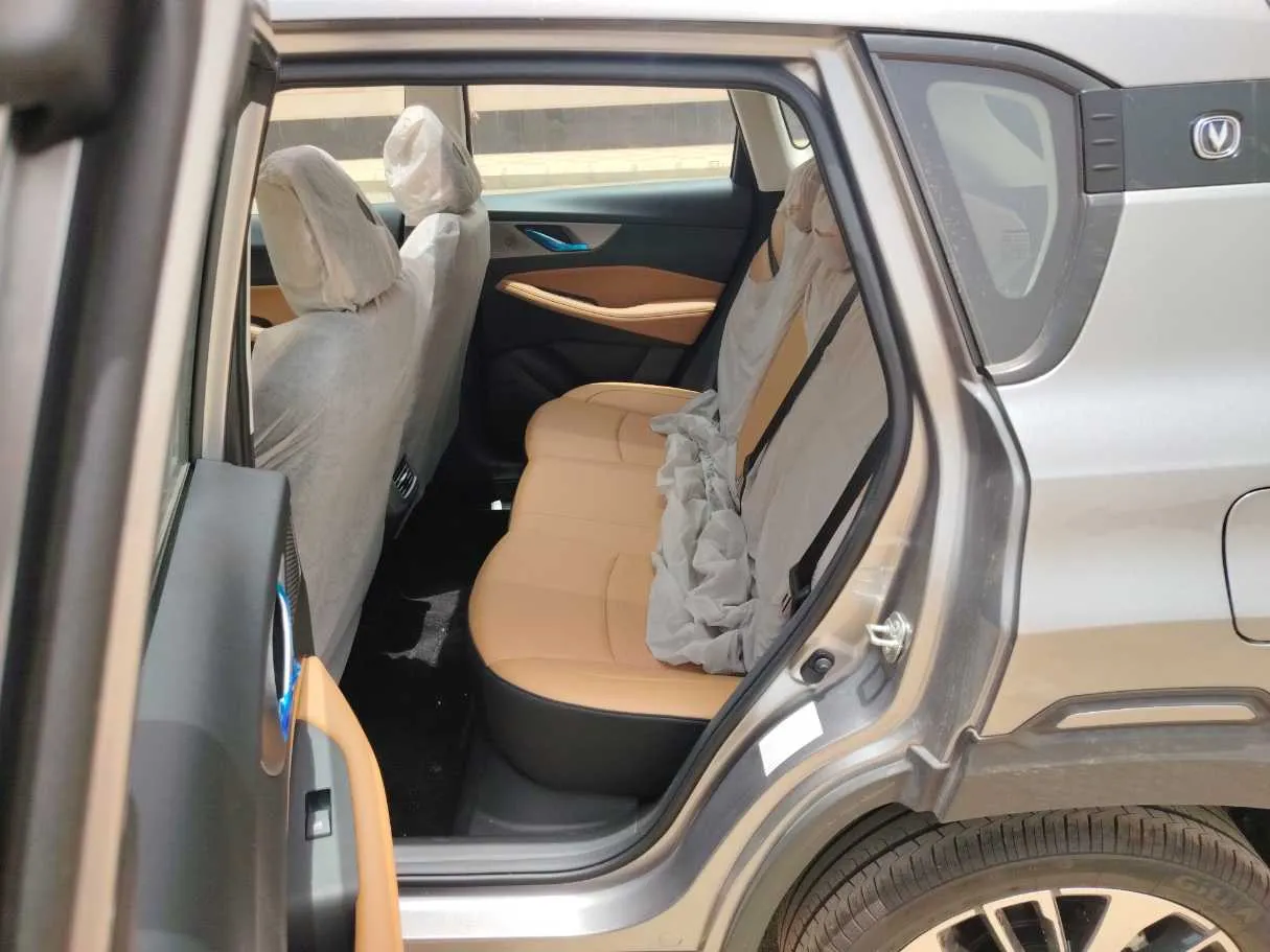 Car image 15
