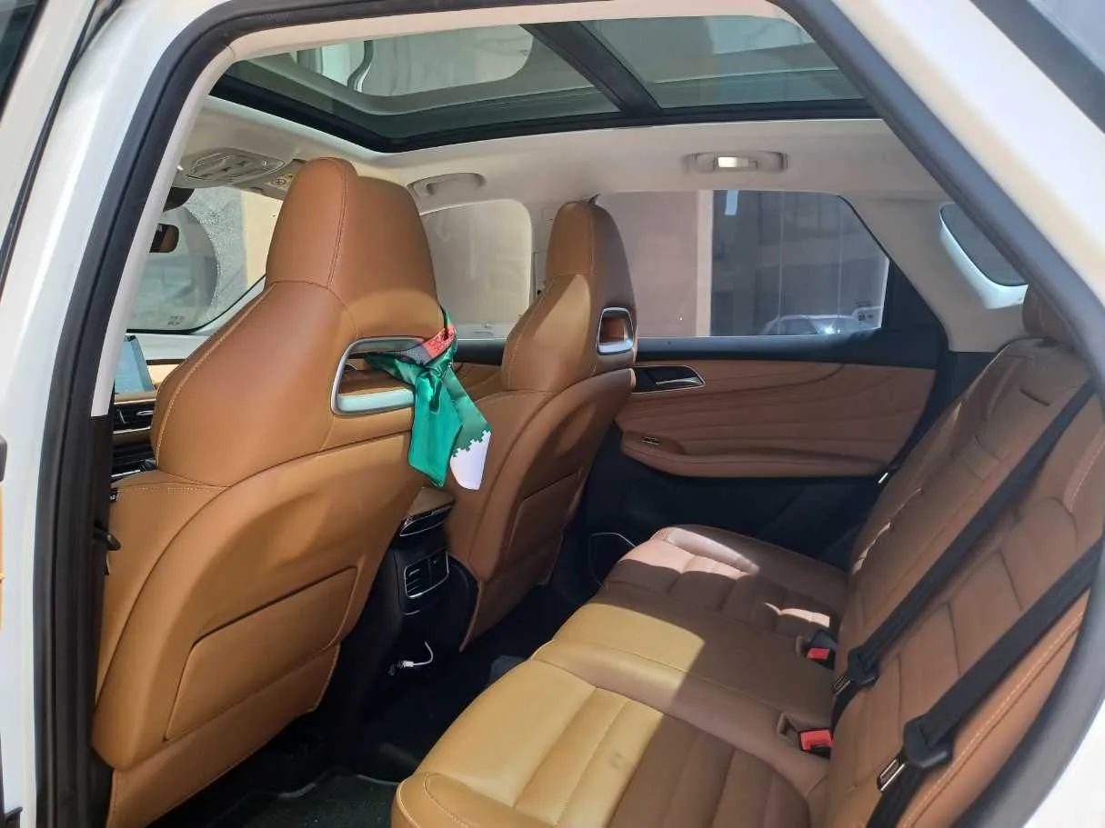 Car image 14