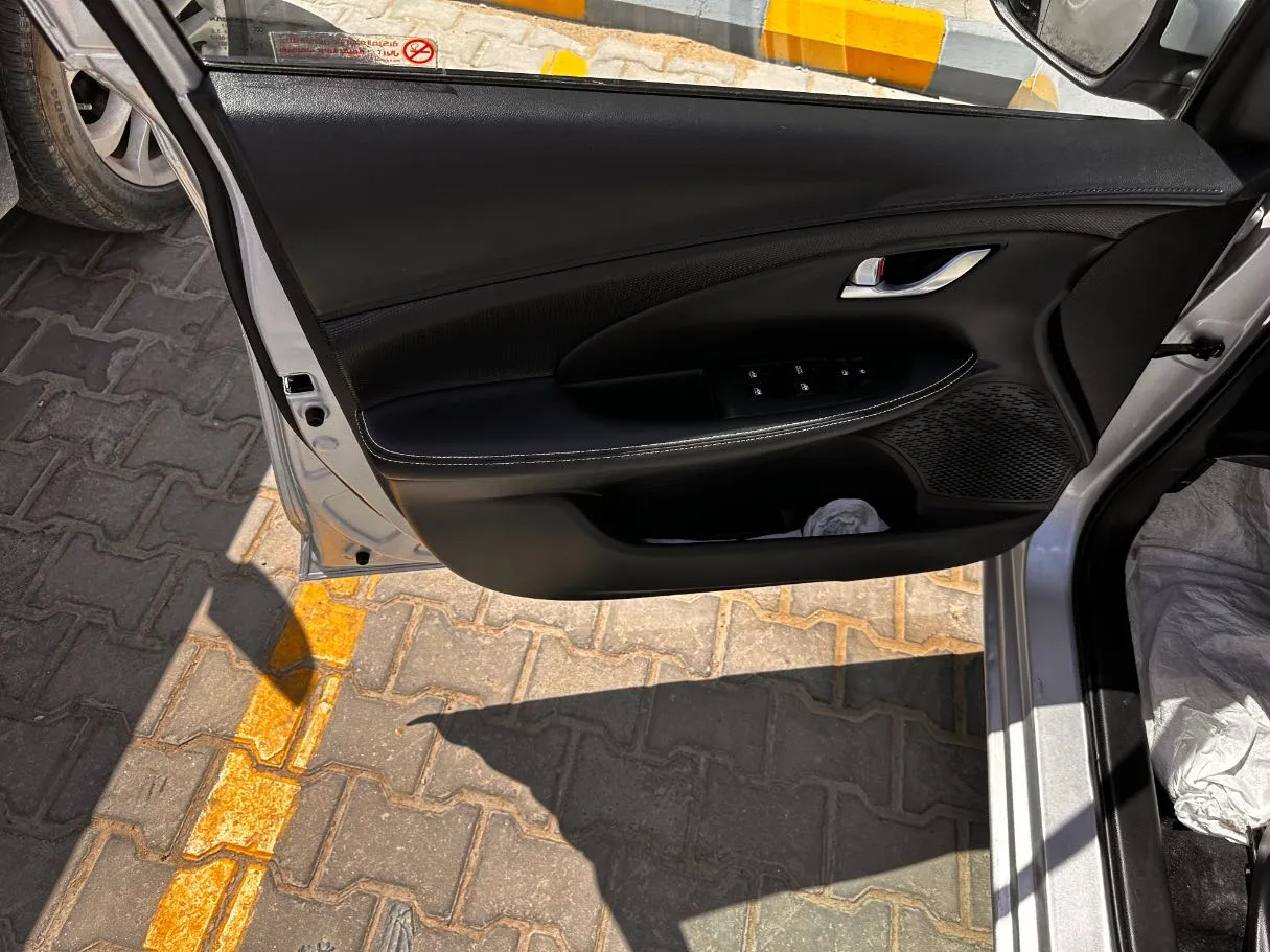 Car image 12