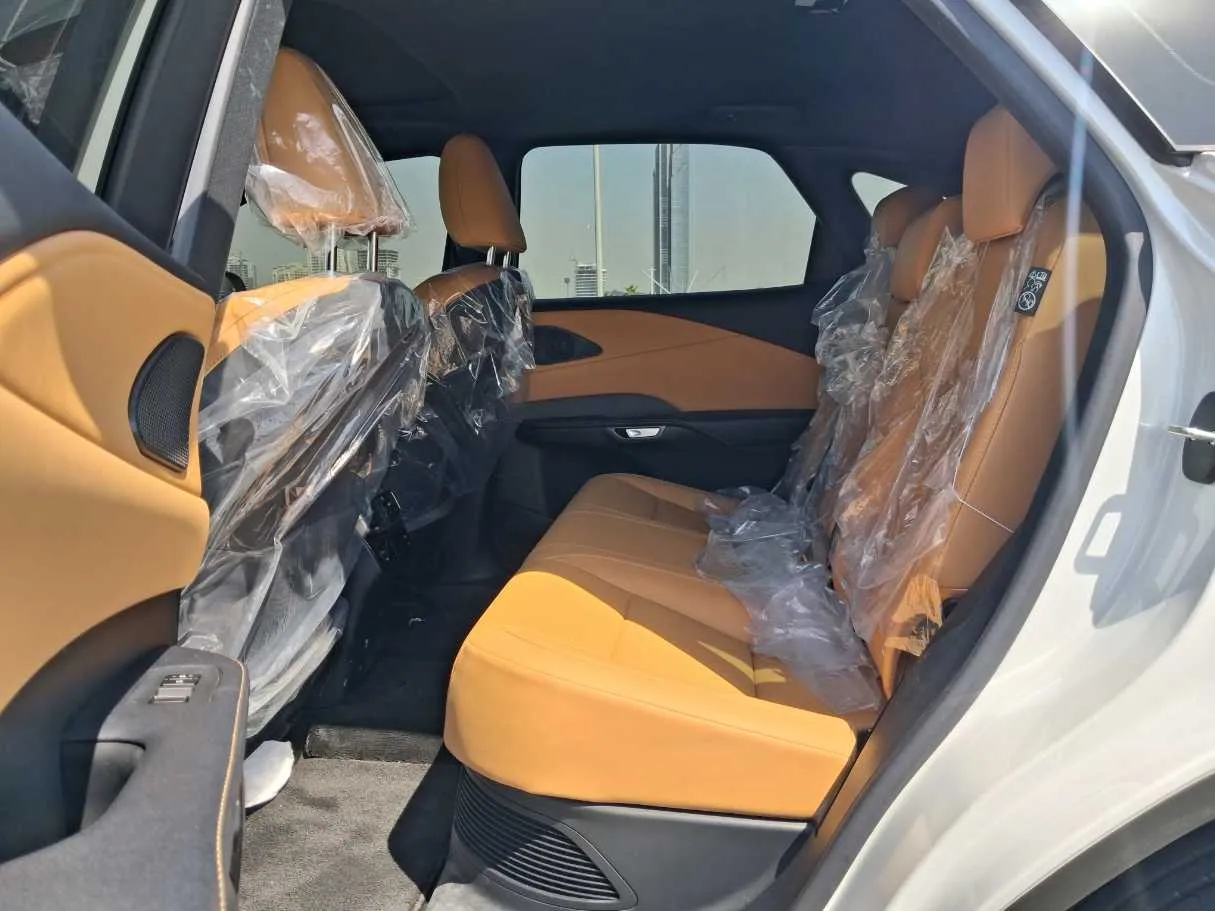 Car image 13