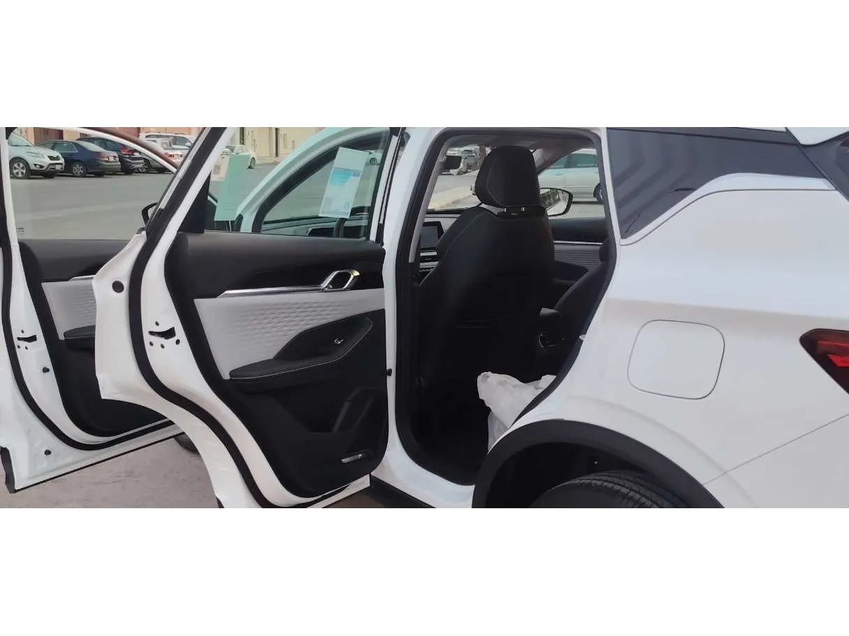 Car image 12