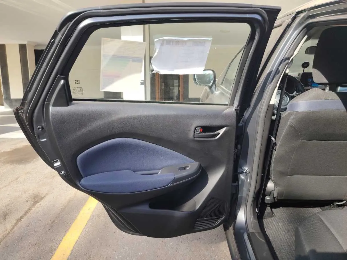 Car image 14