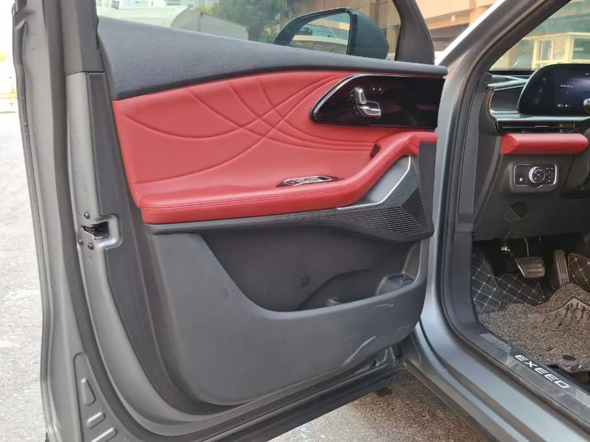 Car image 10