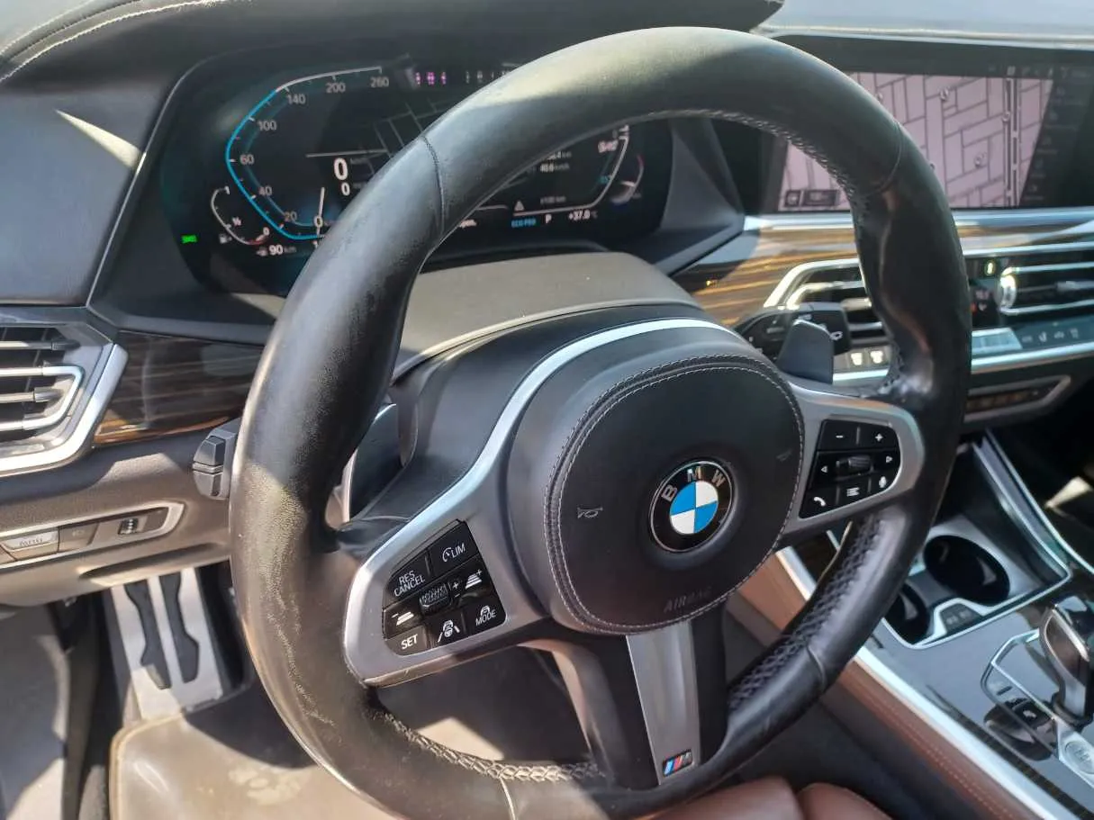 Car image 19
