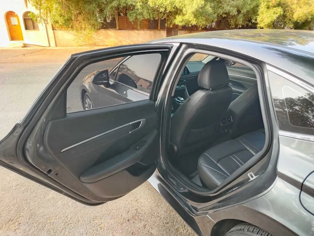 Car image 15