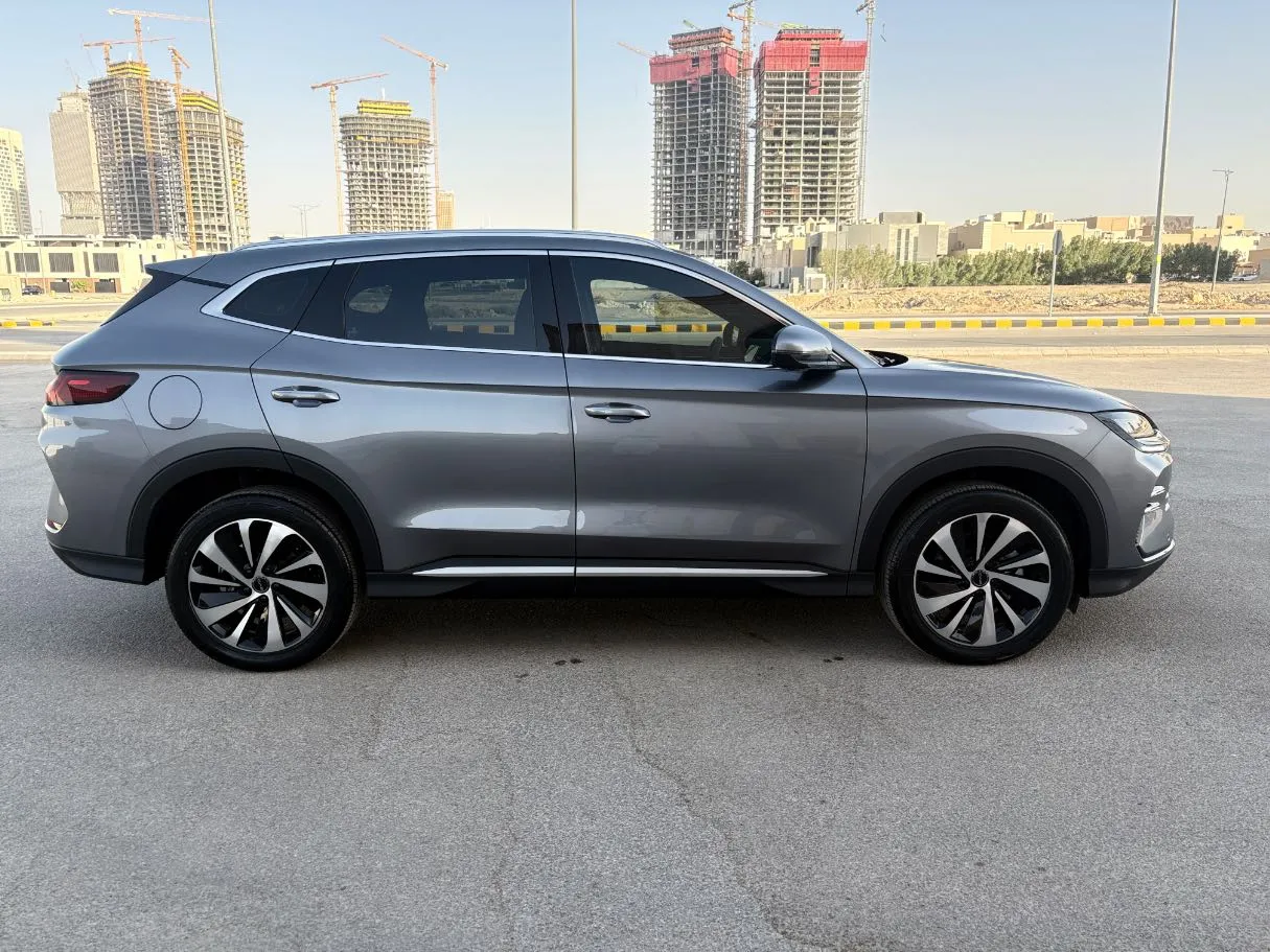 Car image 4