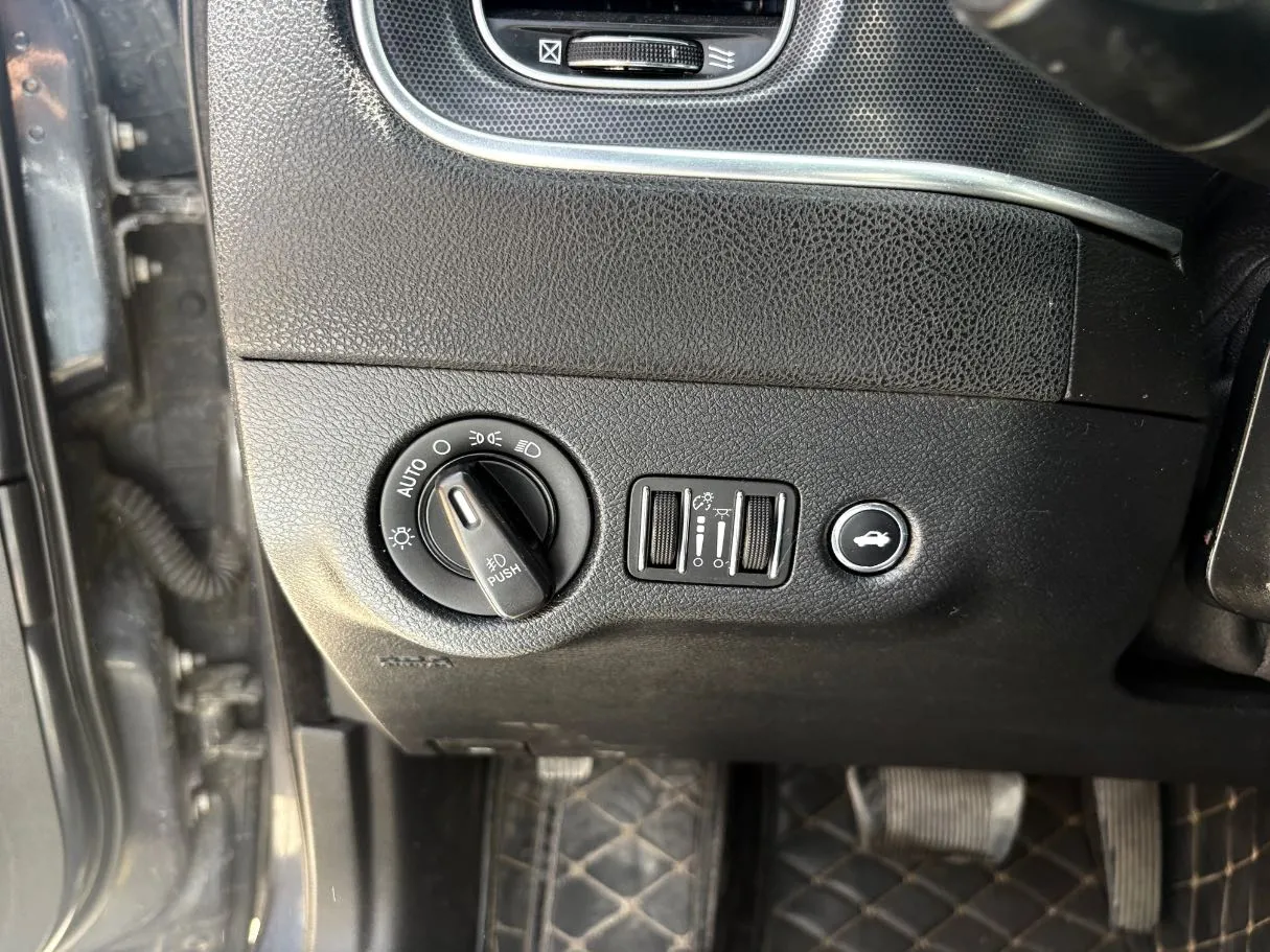Car image 25