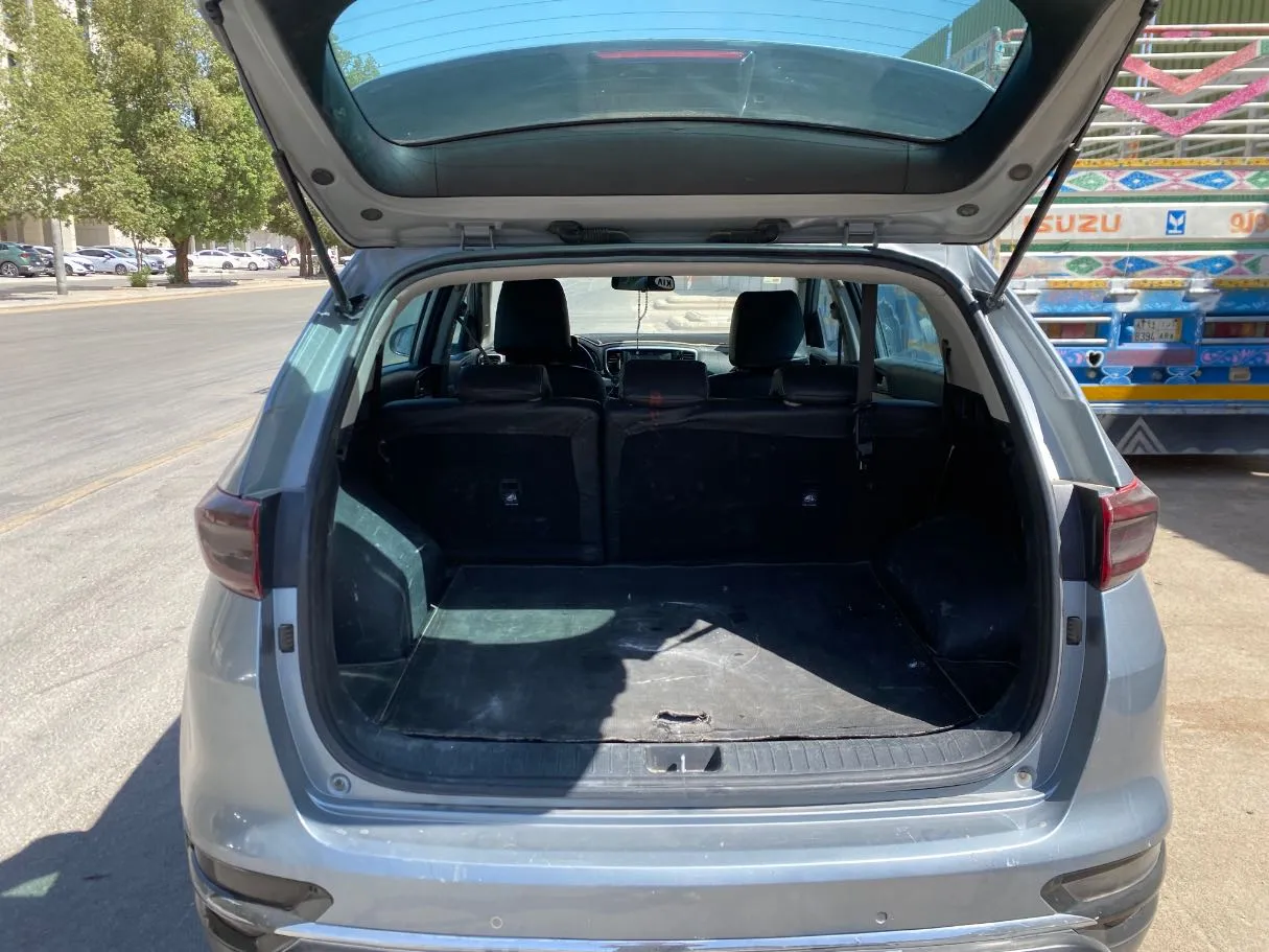 Car image 19