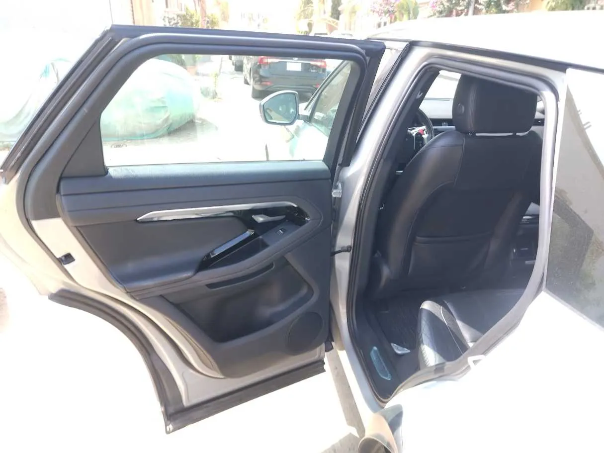 Car image 16