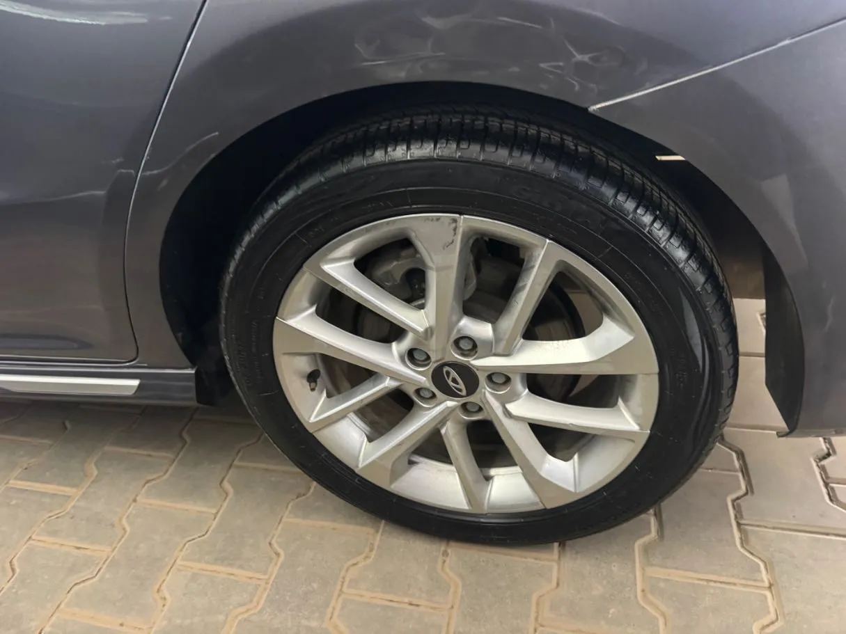 Car image 7