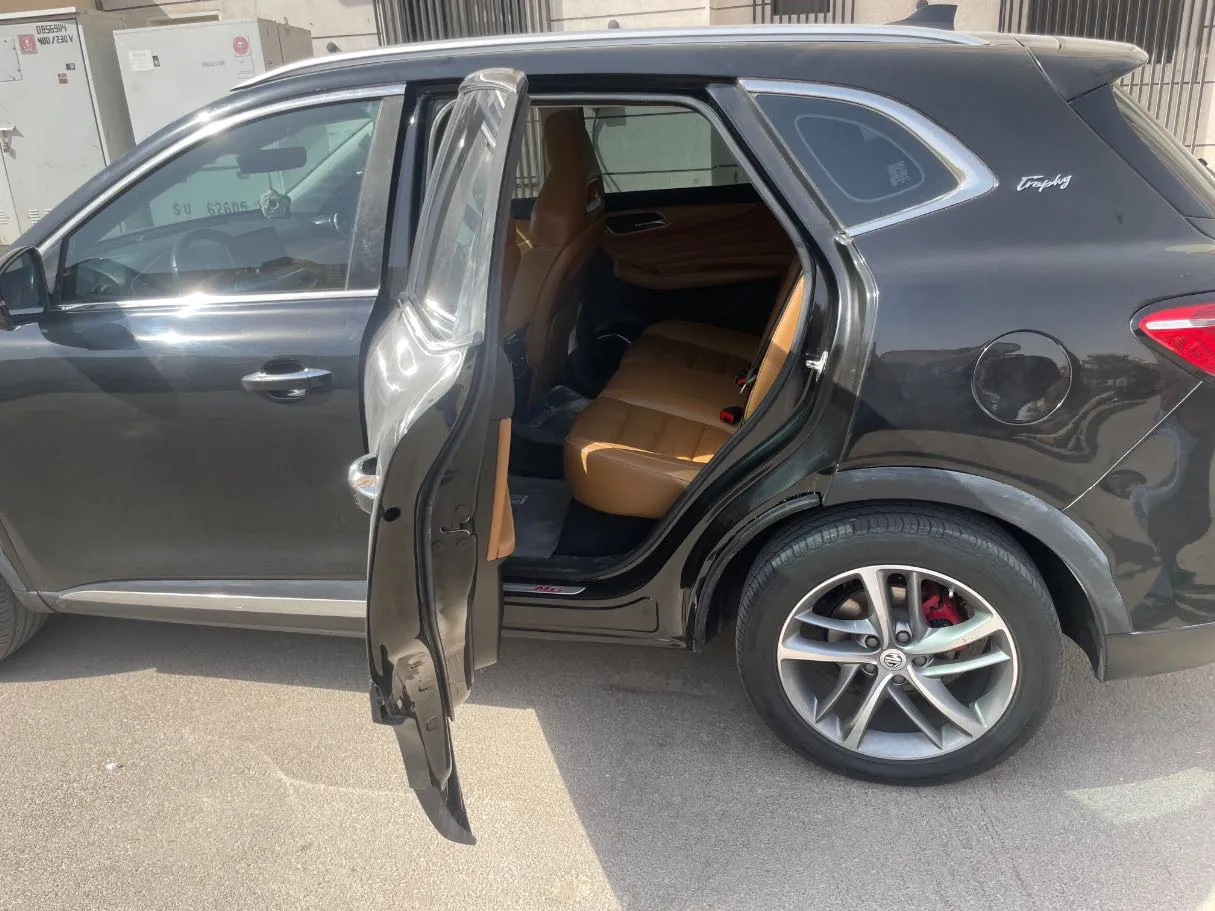Car image 15