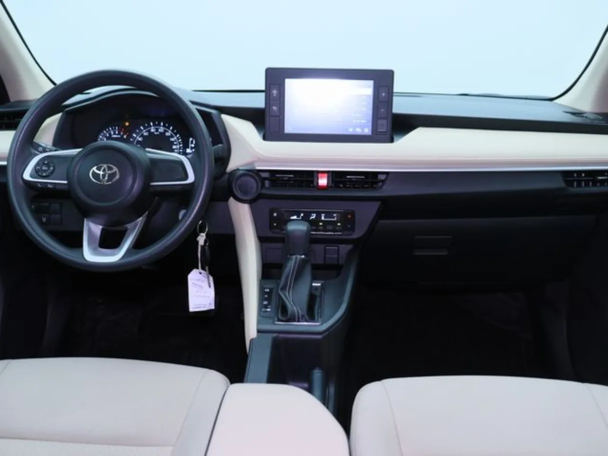 Car image 14