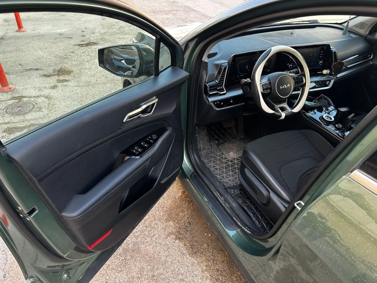 Car image 10