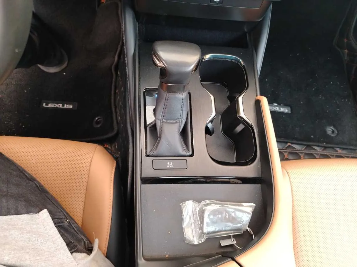 Car image 23