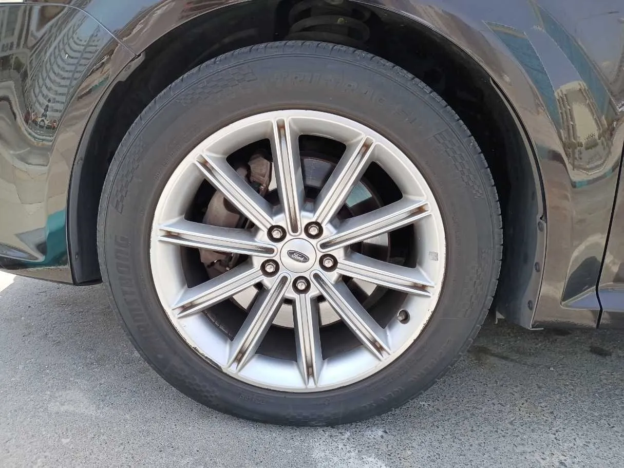 Car image 9
