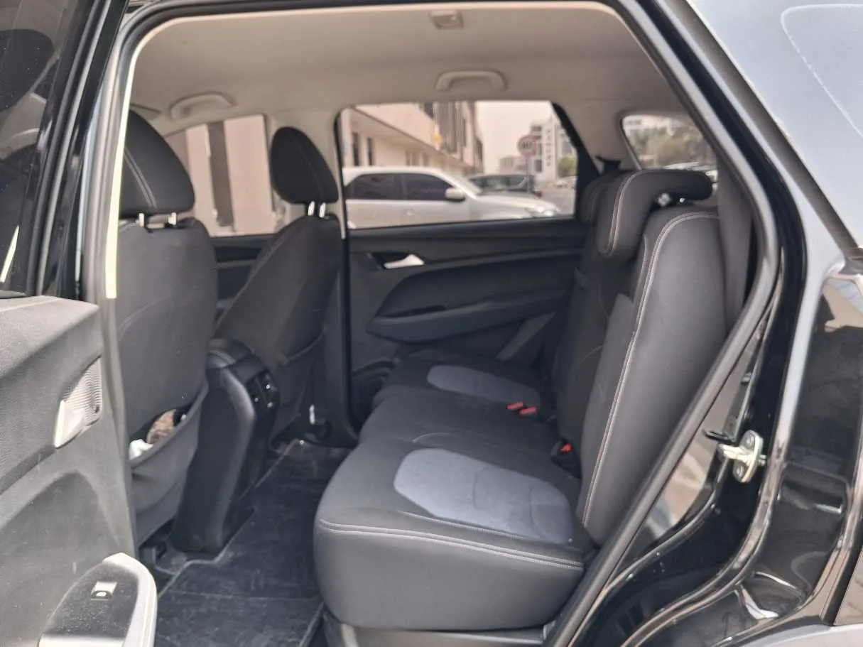 Car image 13