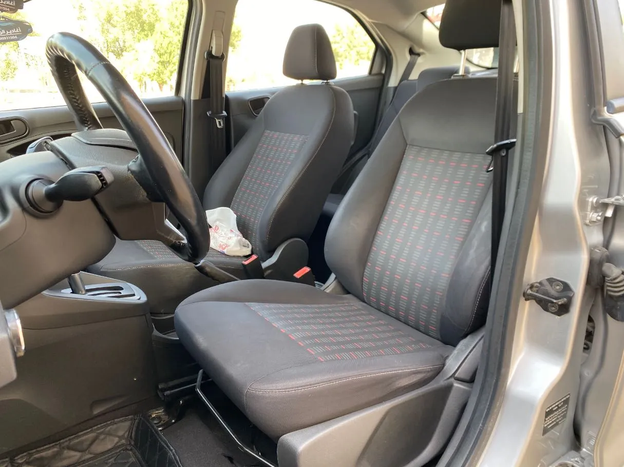 Car image 10