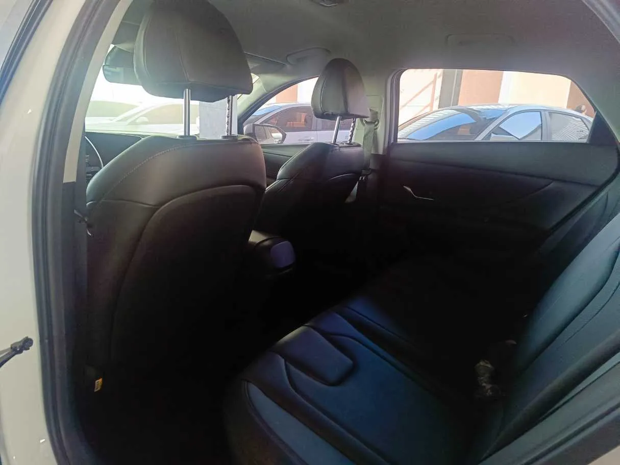 Car image 15