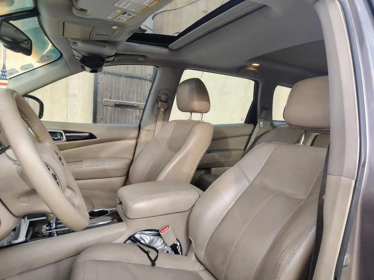 Car image 12