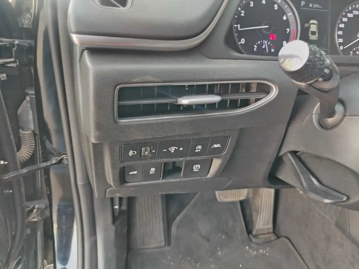 Car image 37