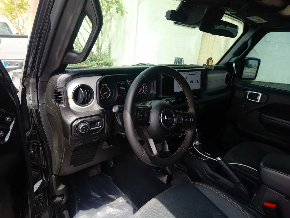Car image 13