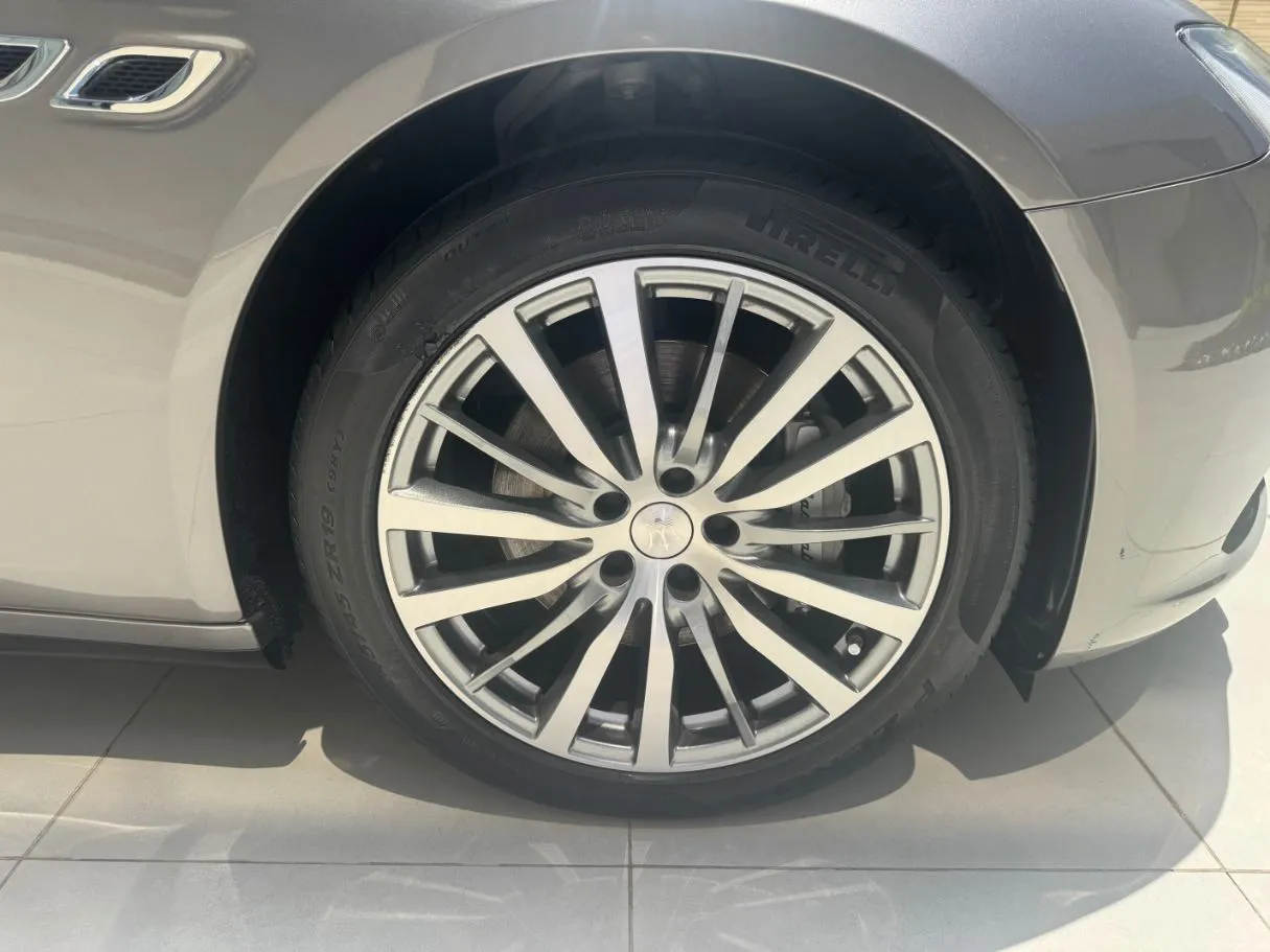 Car image 9