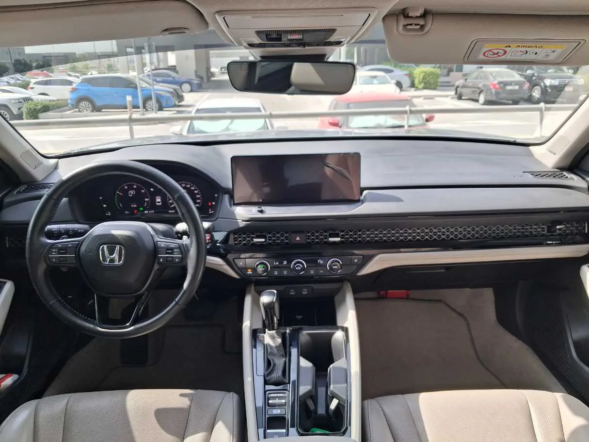 Car image 14