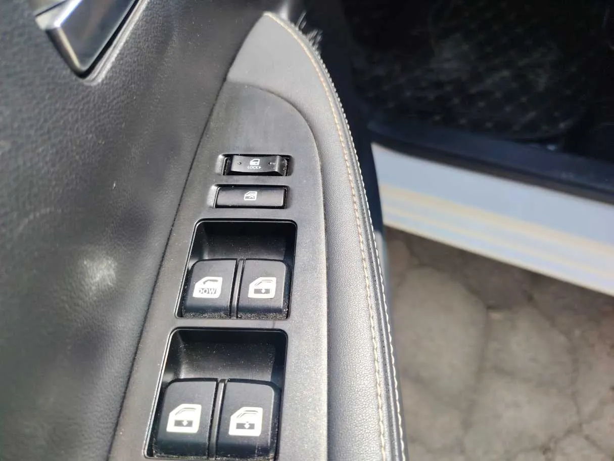 Car image 26