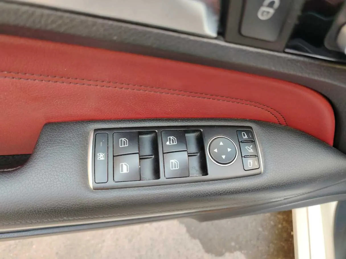 Car image 30