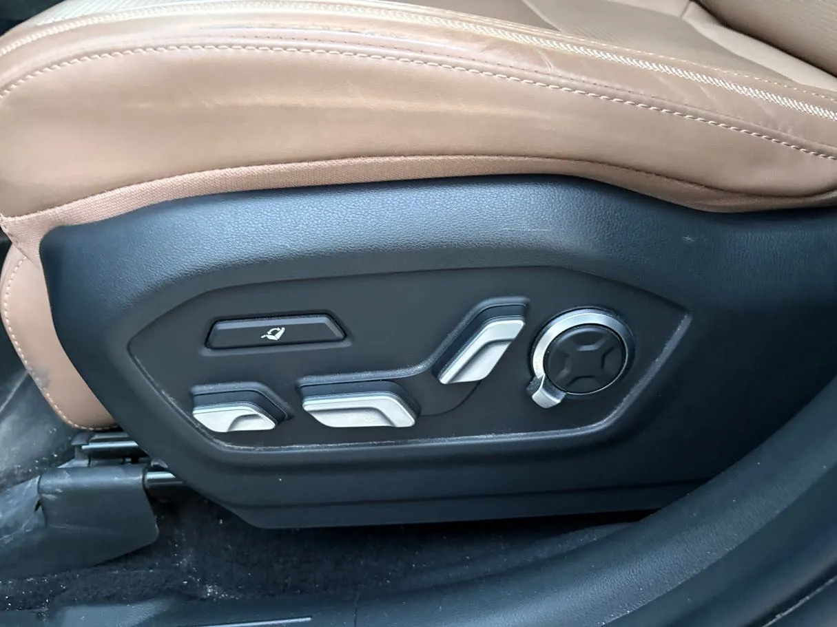 Car image 28