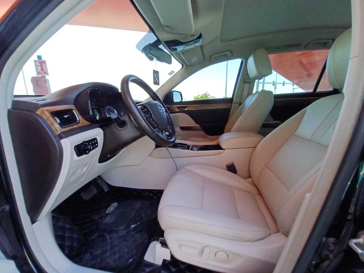 Car image 10