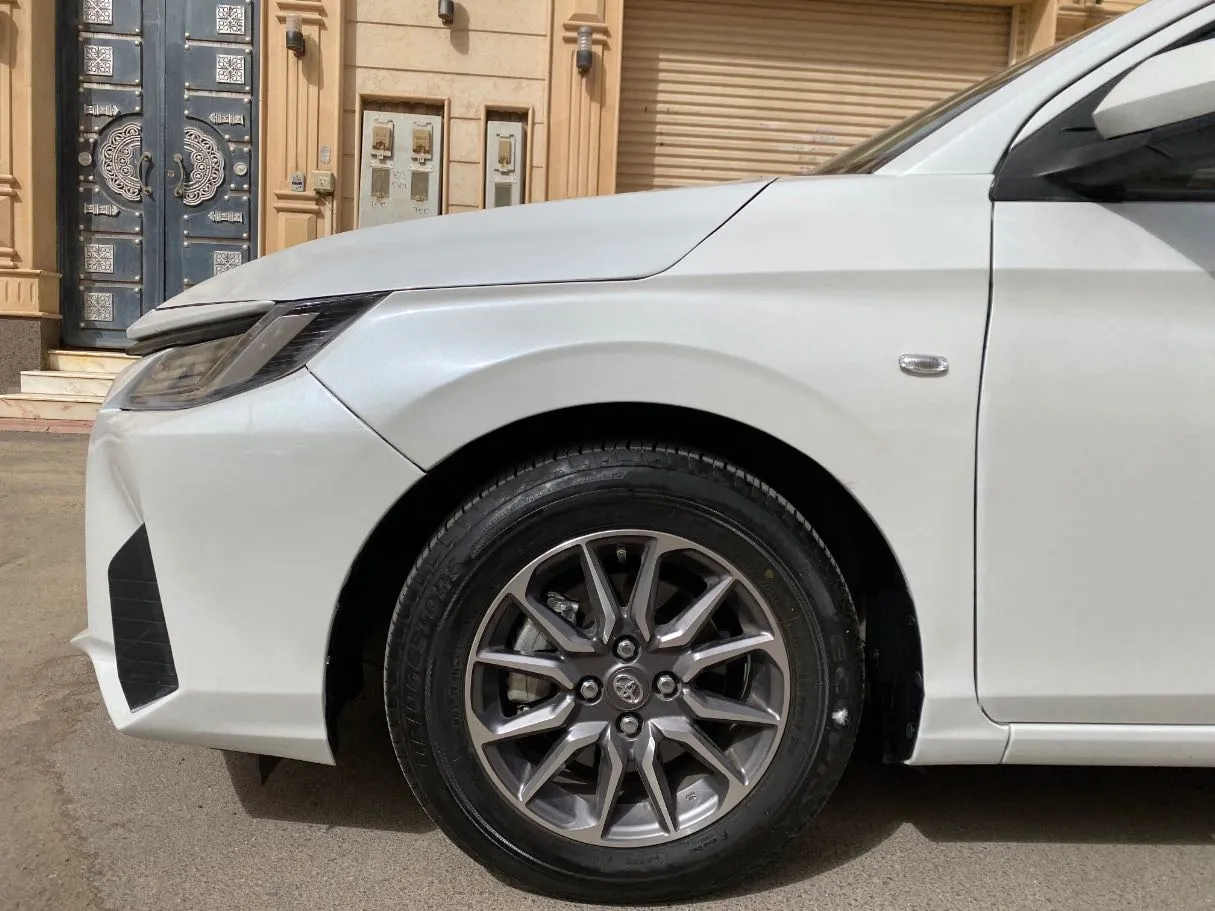 Car image 9