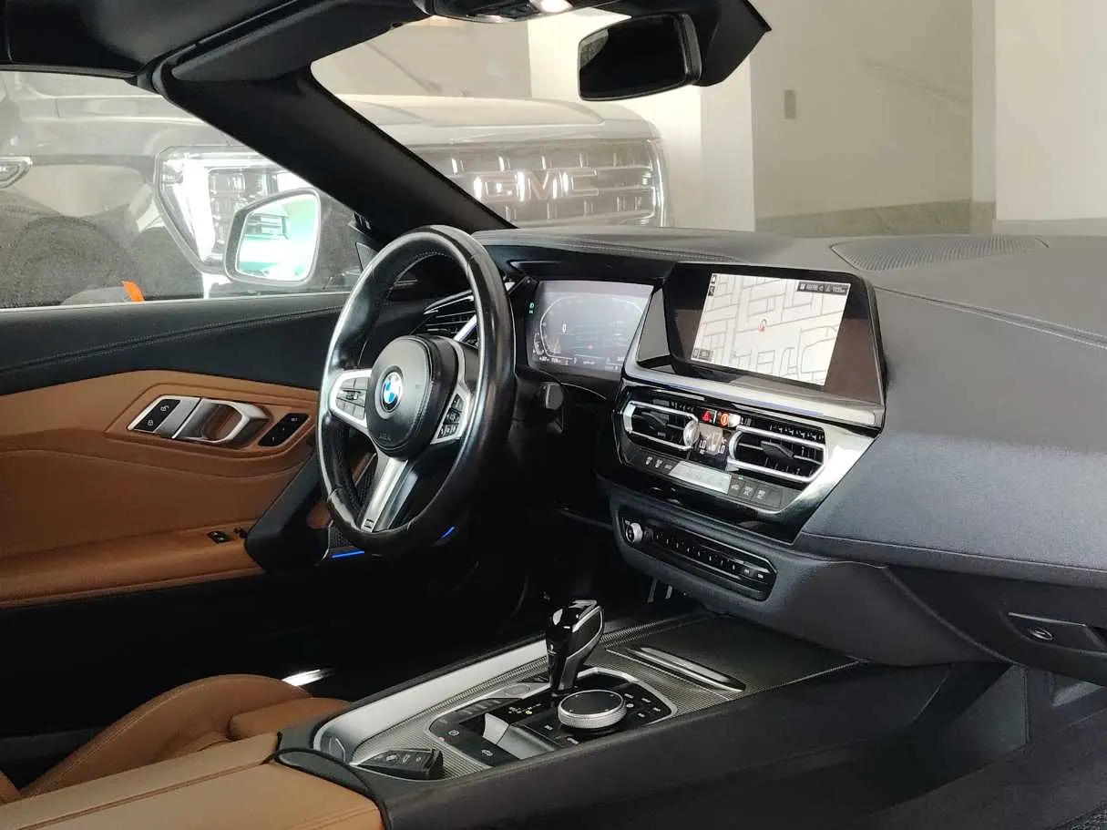Car image 14