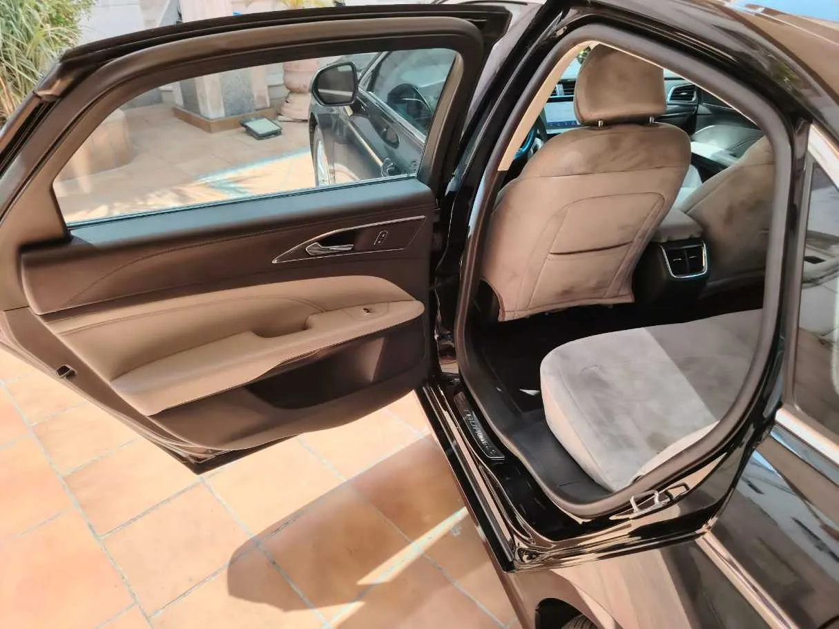 Car image 17