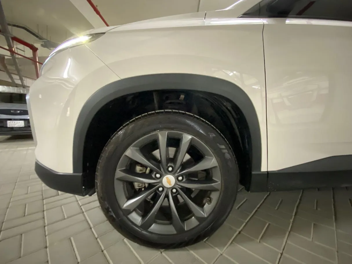 Car image 9