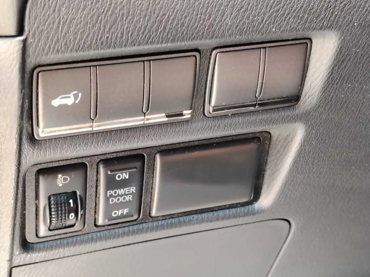 Car image 30