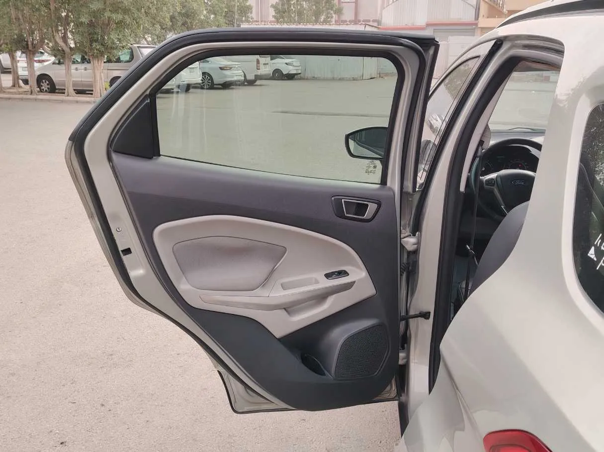 Car image 14