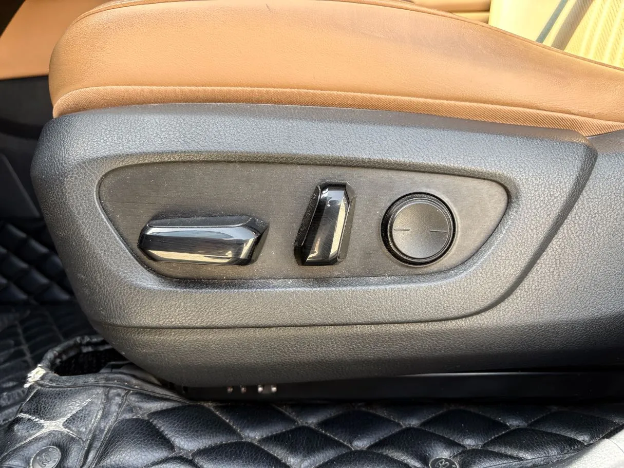 Car image 30