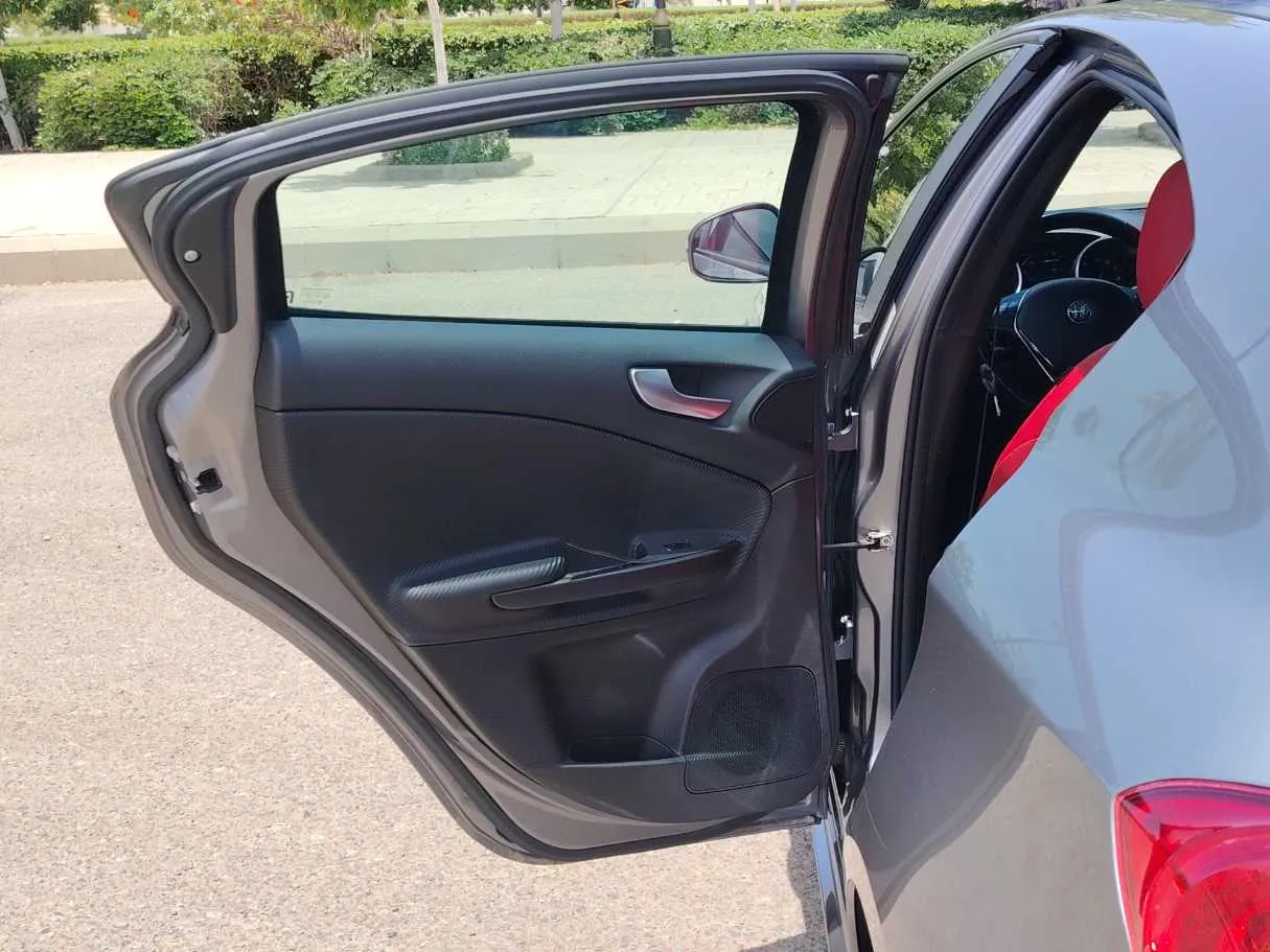 Car image 15