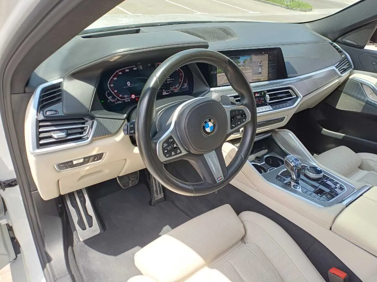 Car image 11