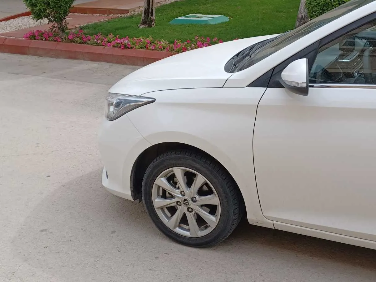 Car image 9