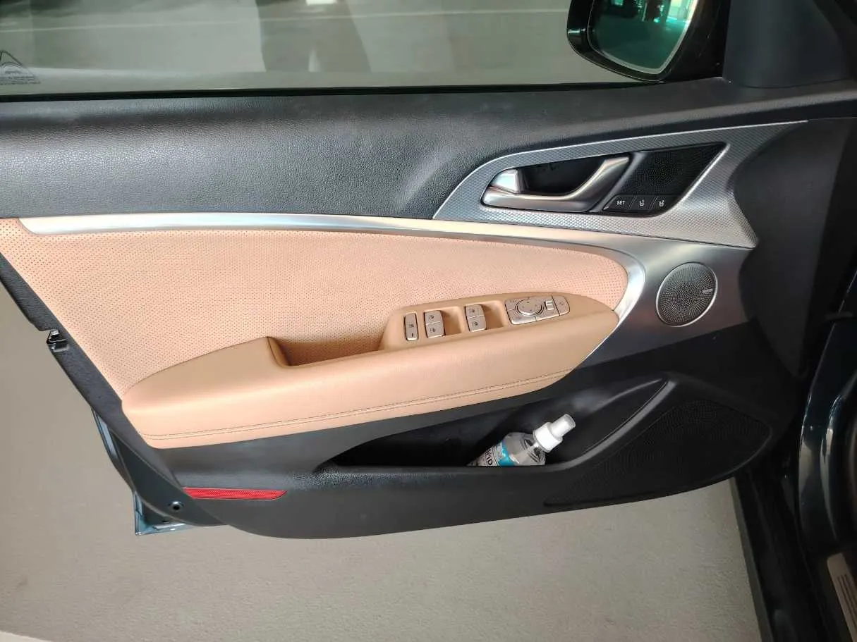 Car image 10