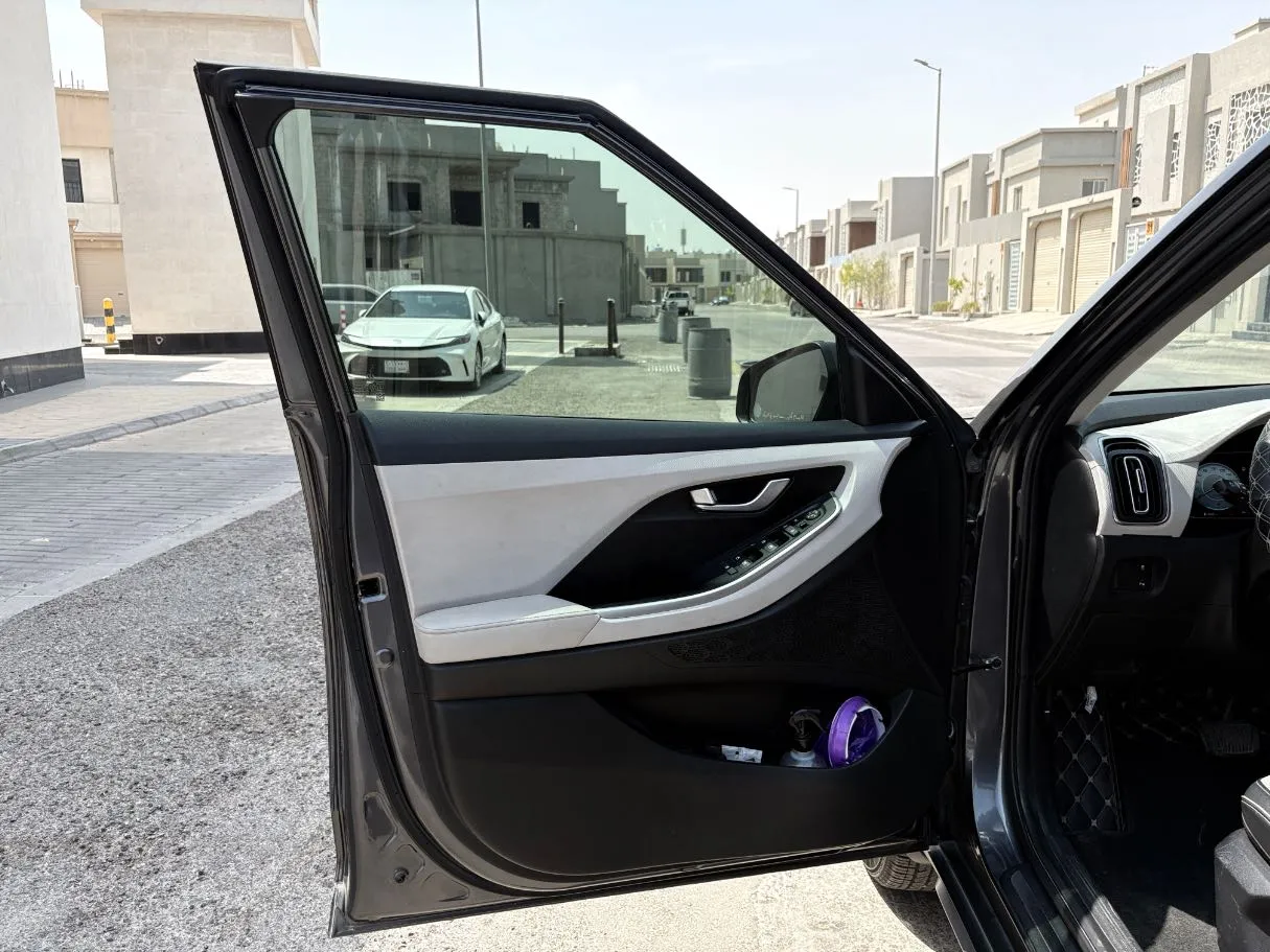Car image 10