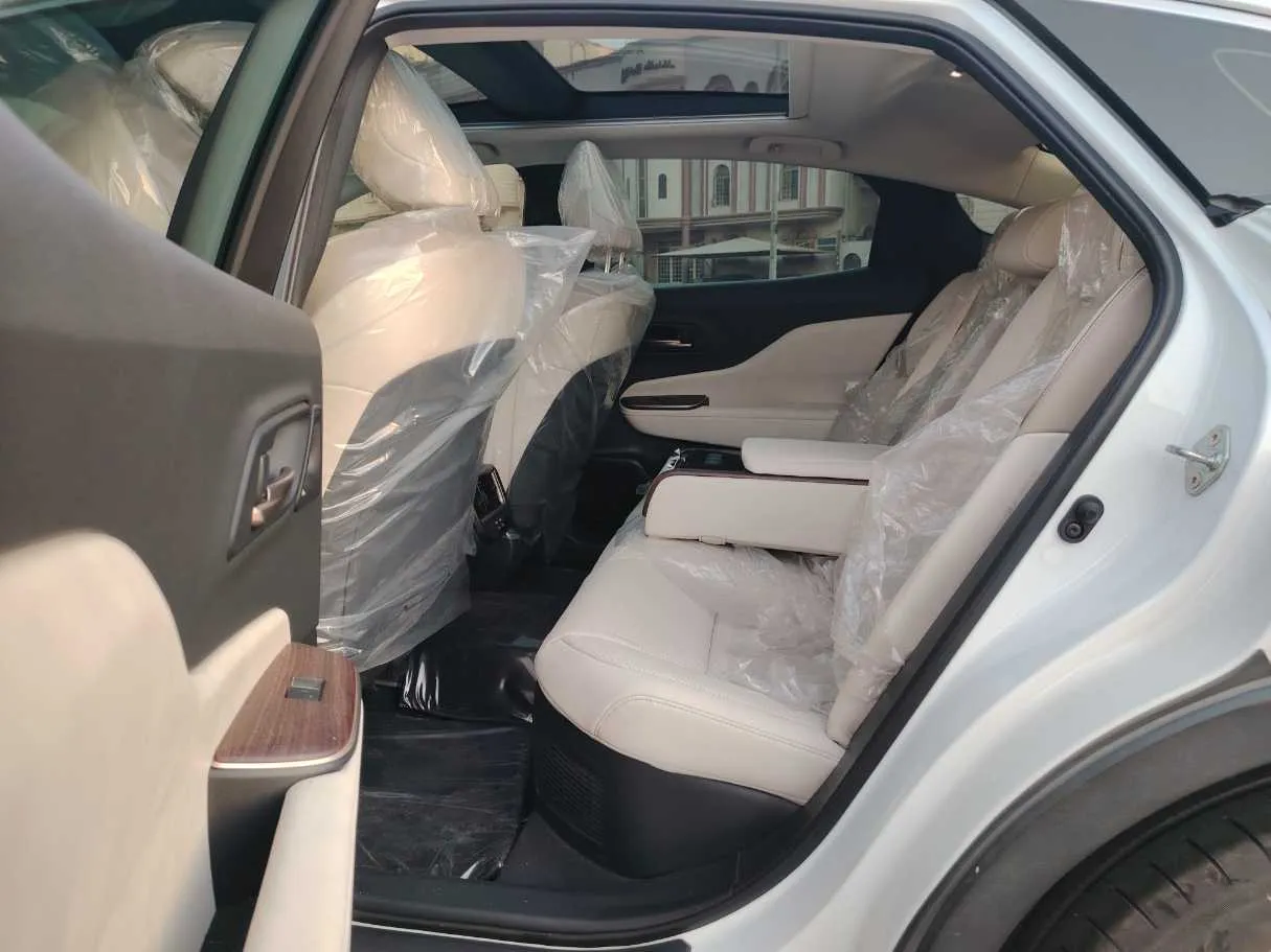 Car image 16